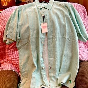 Beautiful pale mint green Tommy Bahama 100% Linen short sleeve shirt
